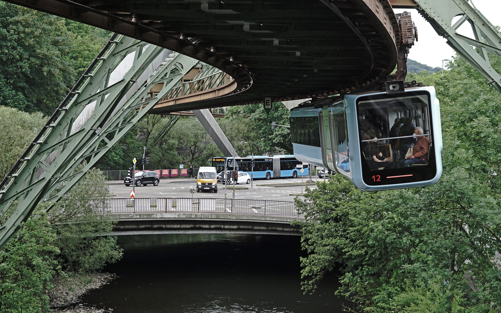 Viel Verkehr auf allen Ebenen Foto & Bild straße, verkehr, fahrzeuge