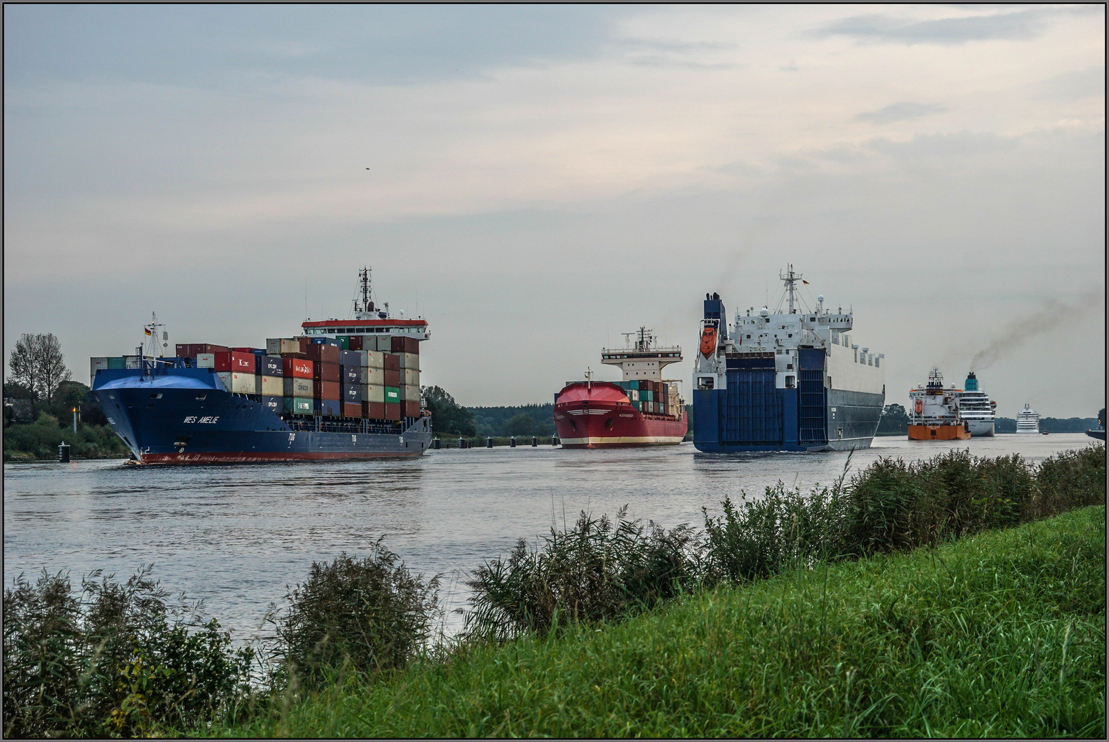 Viel Verkehr auf dem Kanal