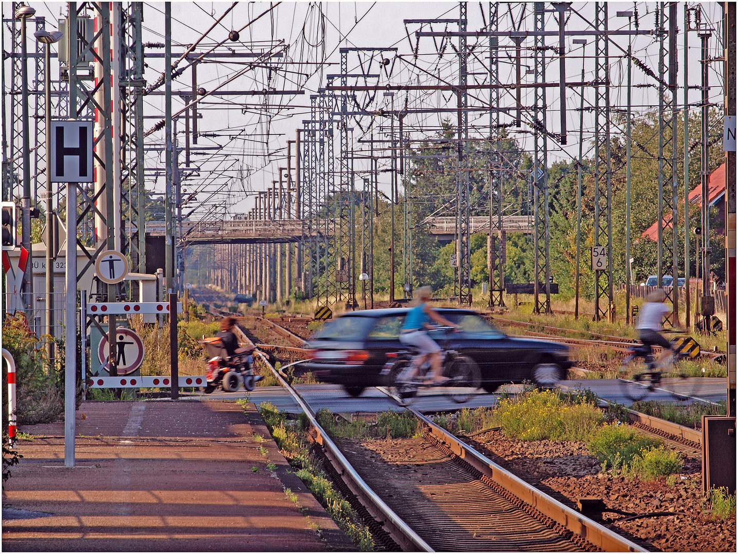 viel Verkehr in Leer, Ostfriesland, BRD