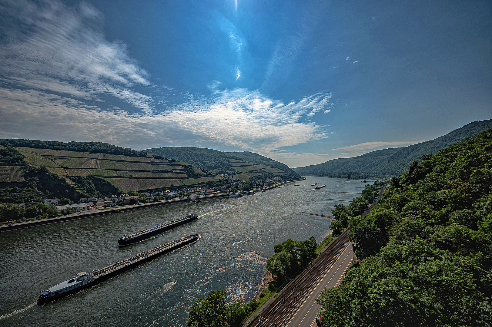 viel Verkerh auf dem Rhein