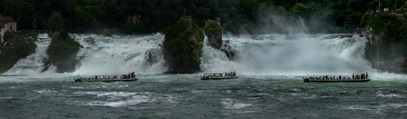 Viel Wasser am Rheinfall