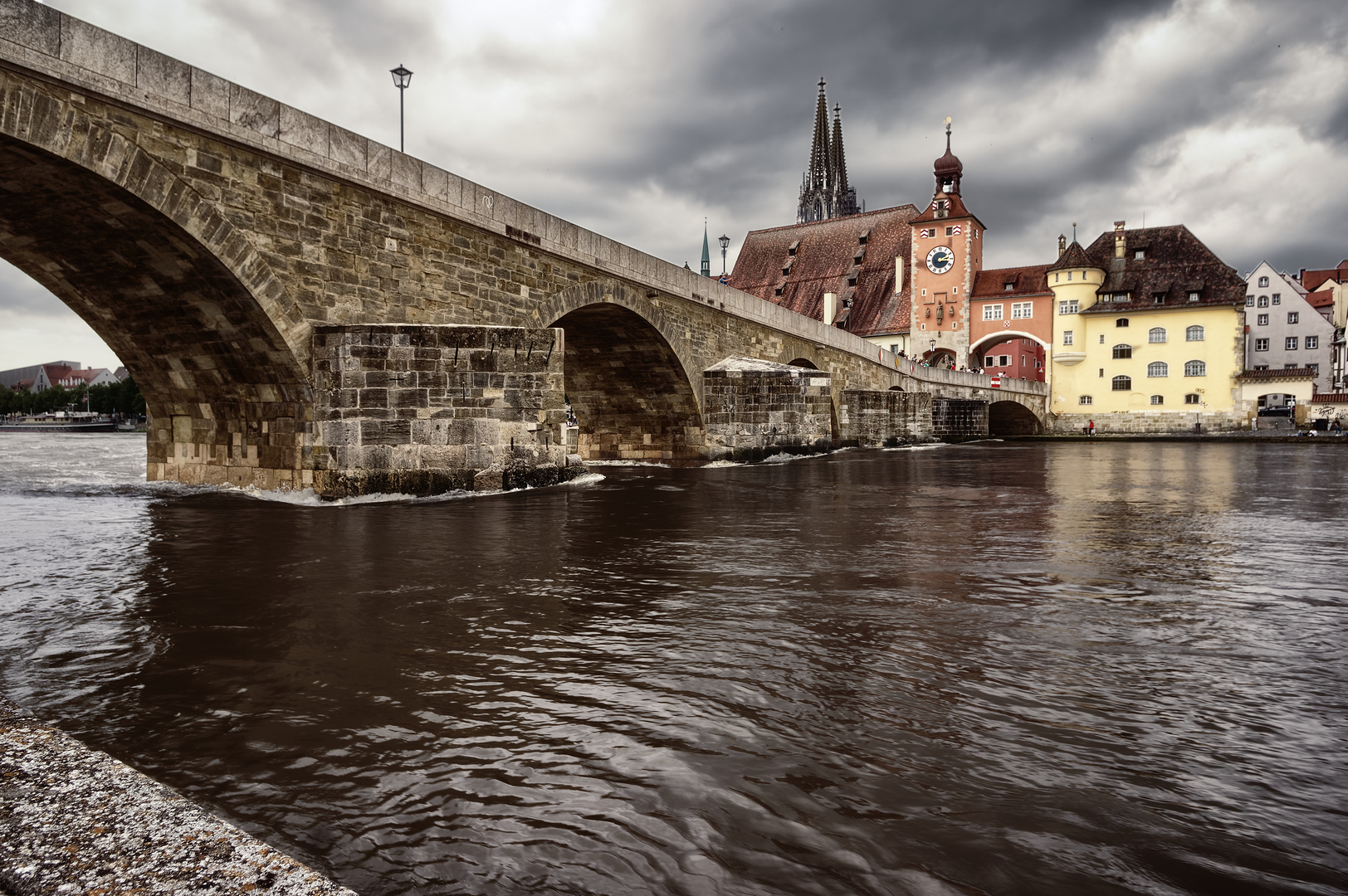 Viel Wasser unter der Steinernen Brücke