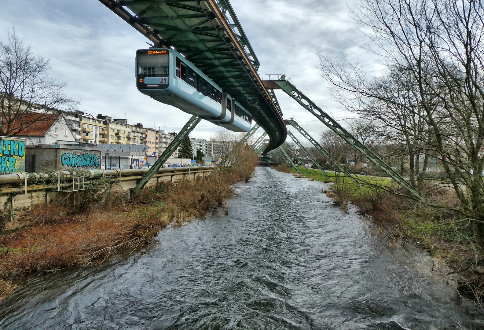 Viel Wupperwasser unter der Schwebebahn