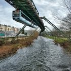 Viel Wupperwasser unter der Schwebebahn