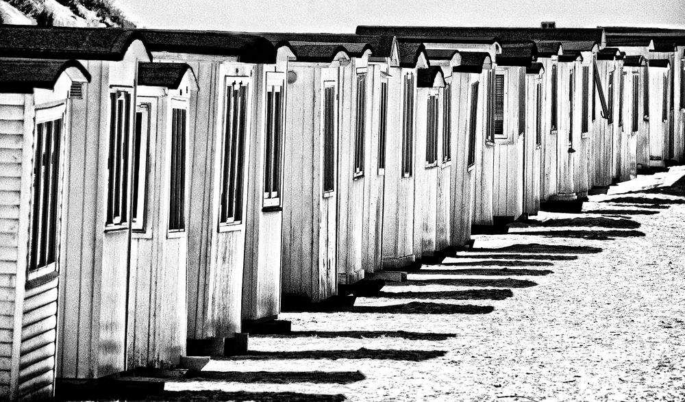 Viele Badehäuser am Strand ...