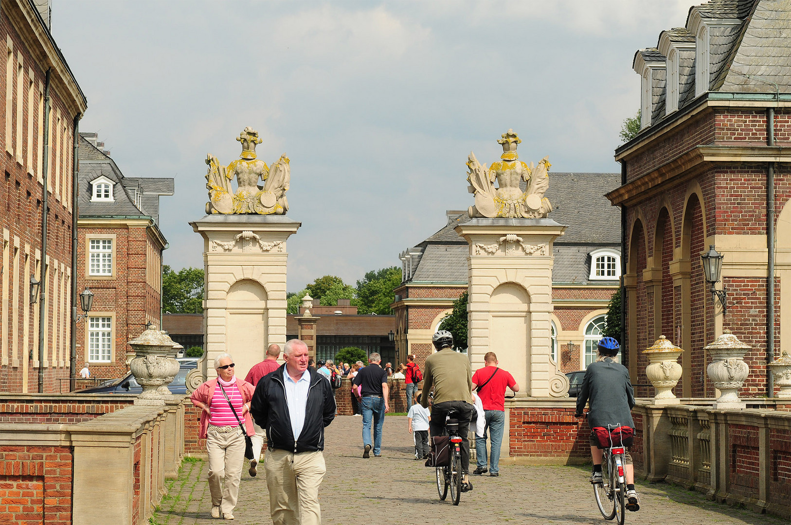 Viele Besucher flanieren am Barockschloss Nordkirchen im Münsterland