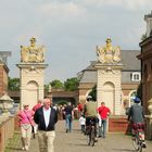 Viele Besucher flanieren am Barockschloss Nordkirchen im Münsterland