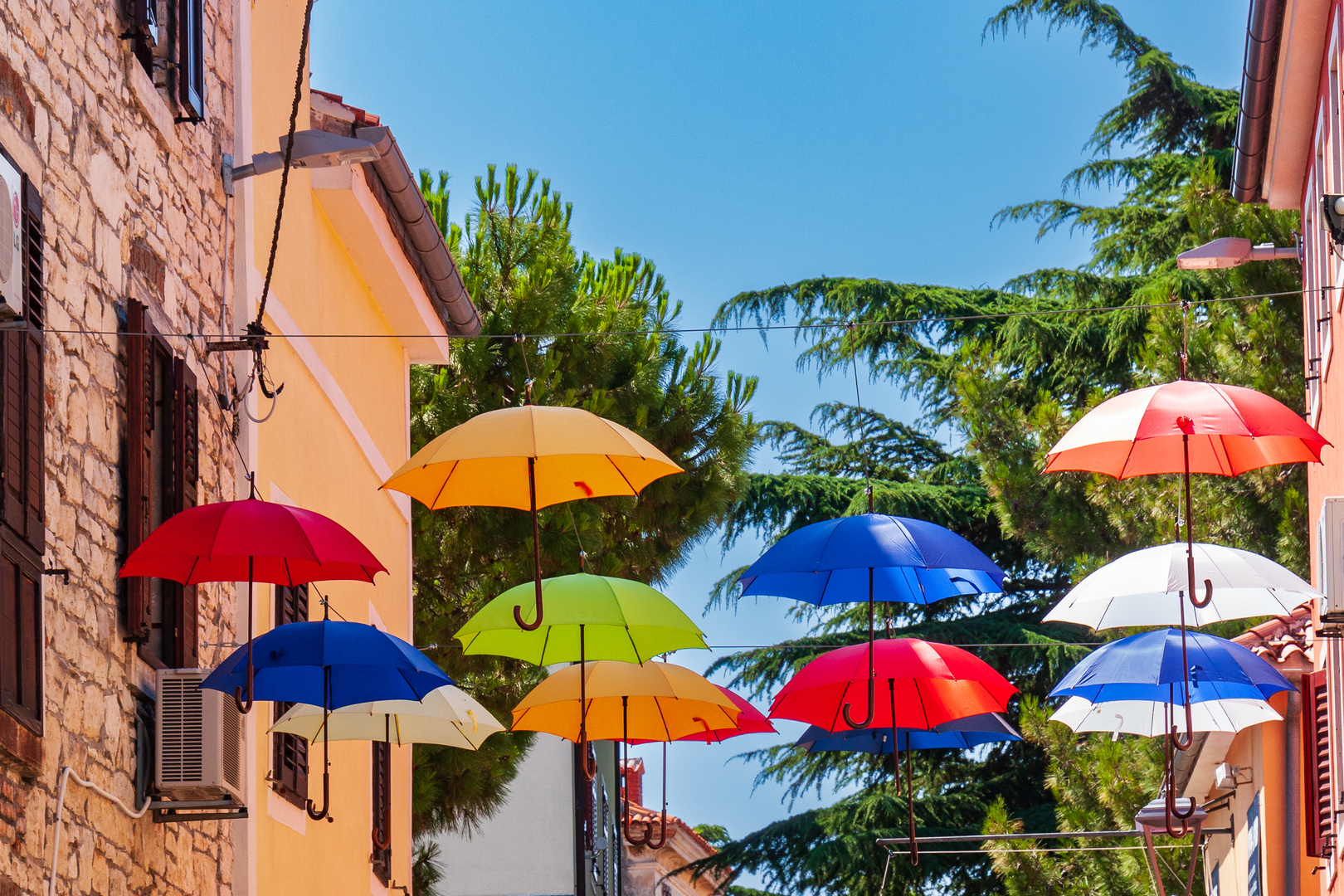 Viele bunte Regenschirme