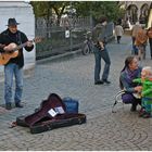 viele "kleine" Fans bestaunen ein Strassenmusiker-Duo