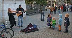 viele "kleine" Fans bestaunen ein Strassenmusiker-Duo