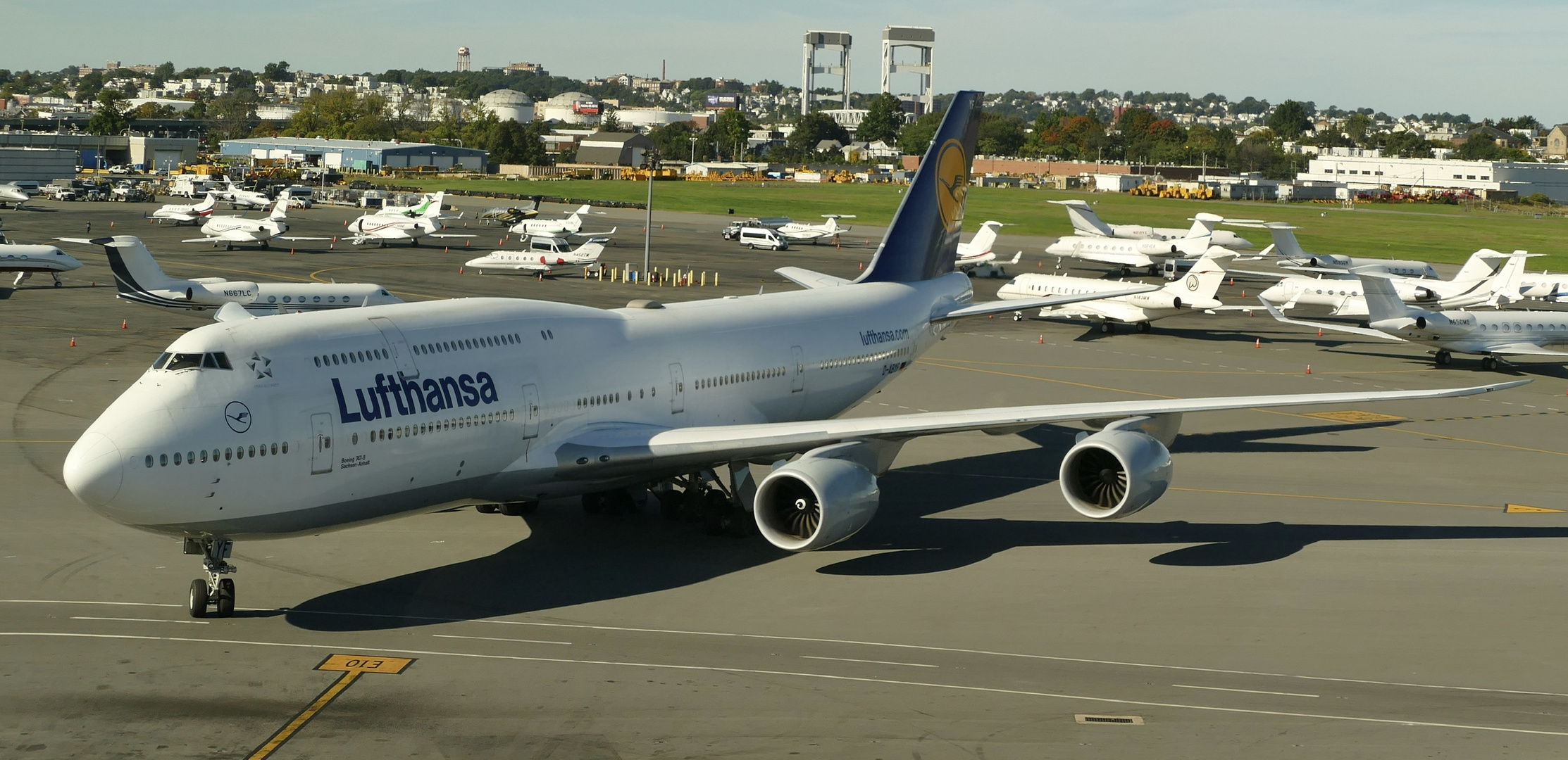 Viele kleine und ein großer Geschäftsflieger (1)