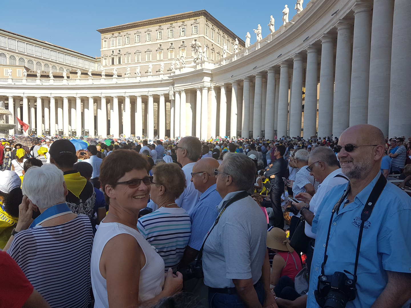 Viele Leute auf den Petersplatz von Rom und ich auch darunter   (  Vatican )