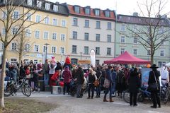Viele Menschen  am Hans-Mielich-Platz