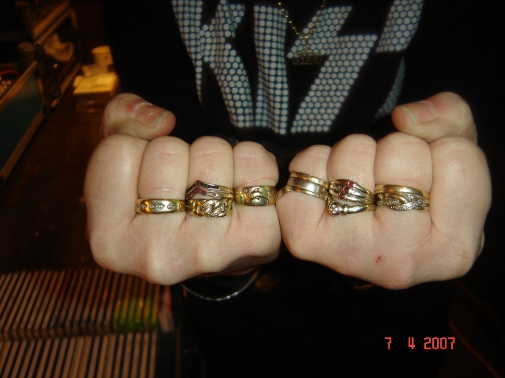 Viele Ringe .......... die tun weh im Gesicht !!!