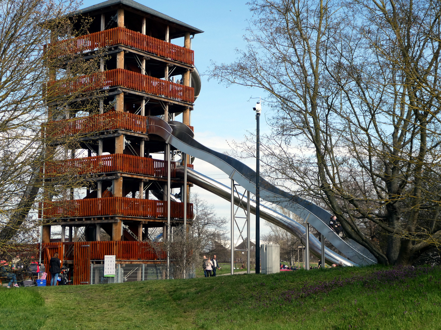 Viele Rutschmöglichkeiten hat dieser Turm