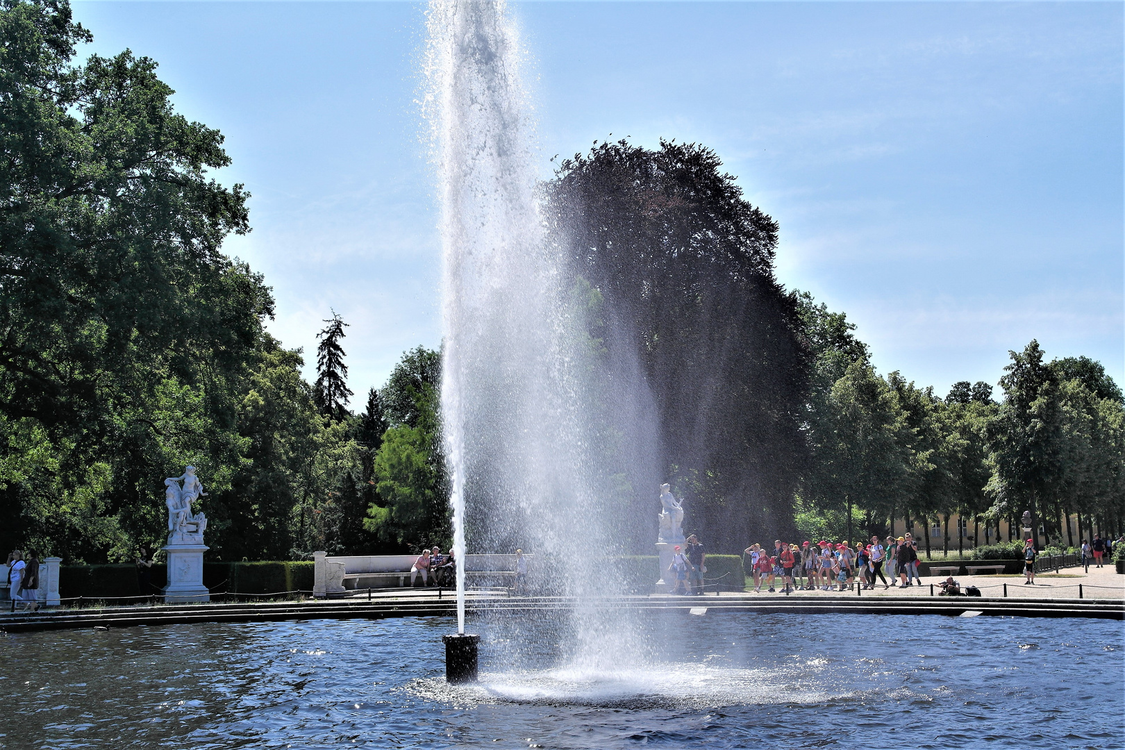 Viele Schulklassen tummelten sich im sonnigem Park 