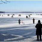 Viele Spaziergänger*innen auf dem Wannsee ...