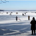 Viele Spaziergänger*innen auf dem Wannsee ...