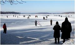 Viele Spaziergänger*innen auf dem Wannsee ...