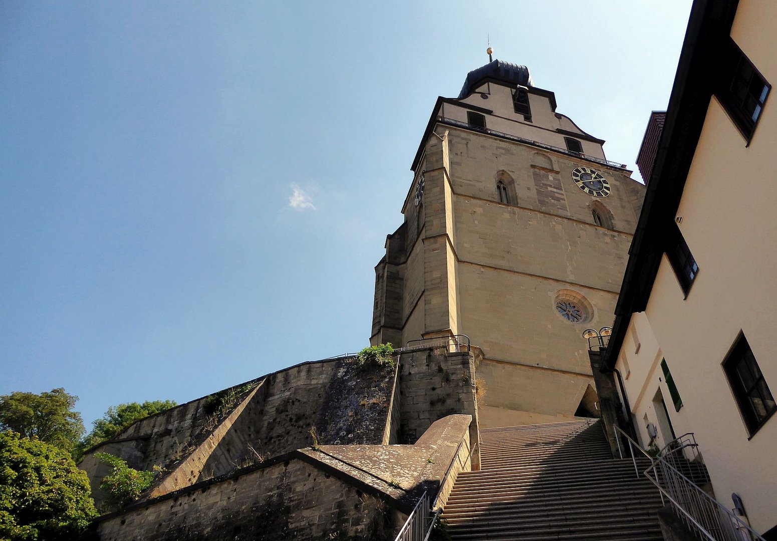 Viele Treppen führen nach oben...