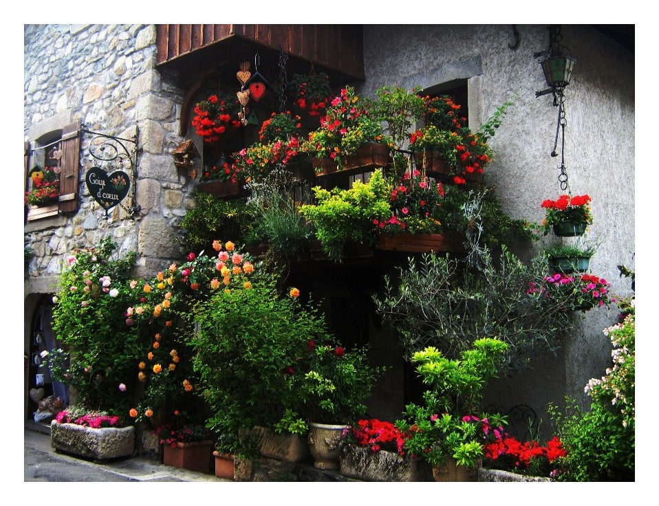 vielle façade dans le village d'Yvoire (hte-savoie)