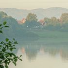 Vienburger See mit einer Reihe Berge im Hintergrund