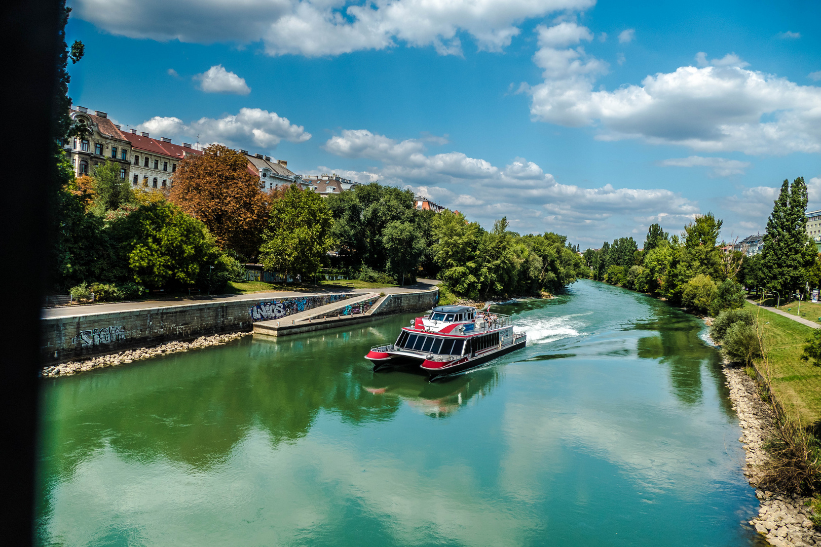 Vienna-City-Liner  am Donaukanal Richtung Rotundenbrücke