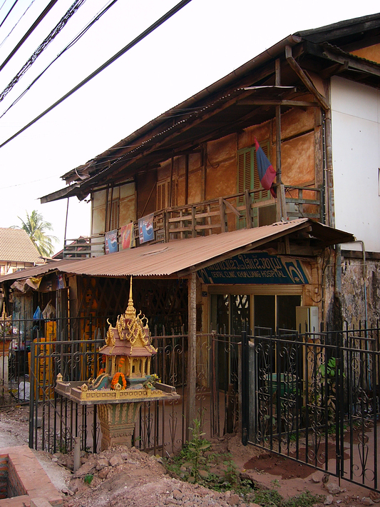 Vientiane: Zahnklinik und Geisterhaus