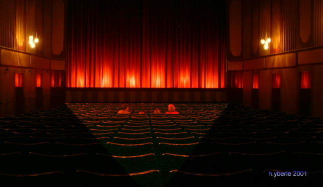 Vier im Kino