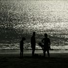 Vier Jungs am Strand von Seminyak - Bali