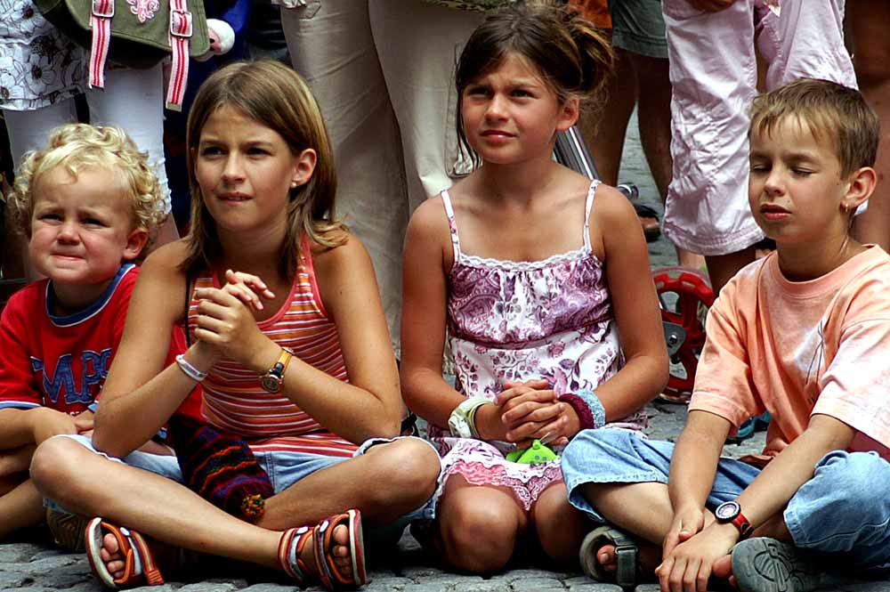 vier Kinder sehen eine Szene -----