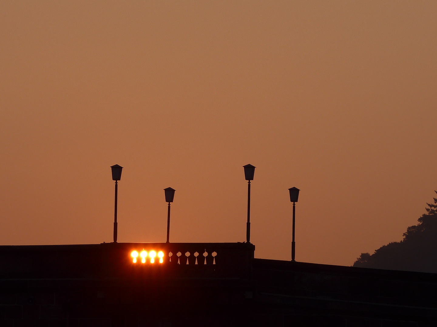 vier LA TE RN EN und die Sonne