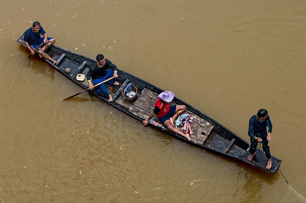 vier Mann in einem Boot