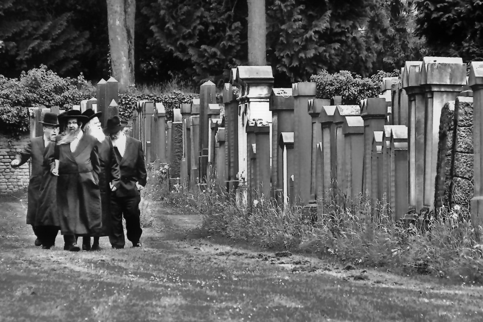 Vier Rabbis Foto & Bild | monochrome, friedhof, frankfurt Bilder auf