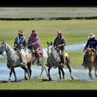 Vier reiten zusammen