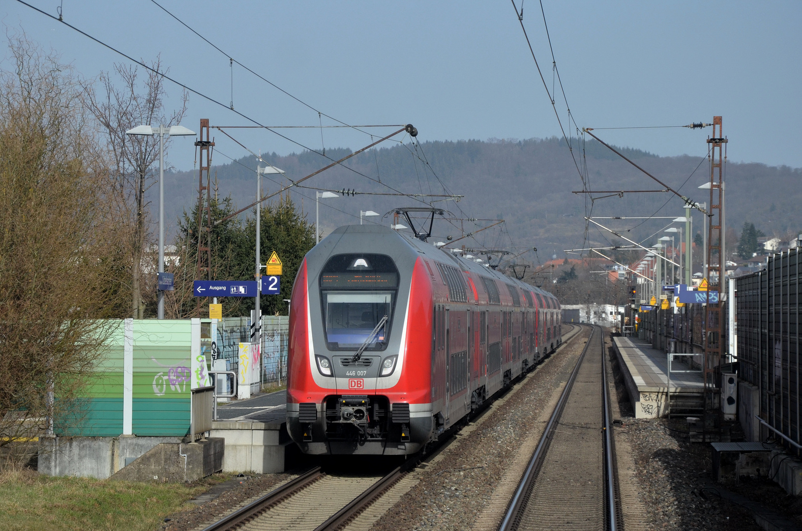 Vier Stromabnehmer für acht Fahrzeuge