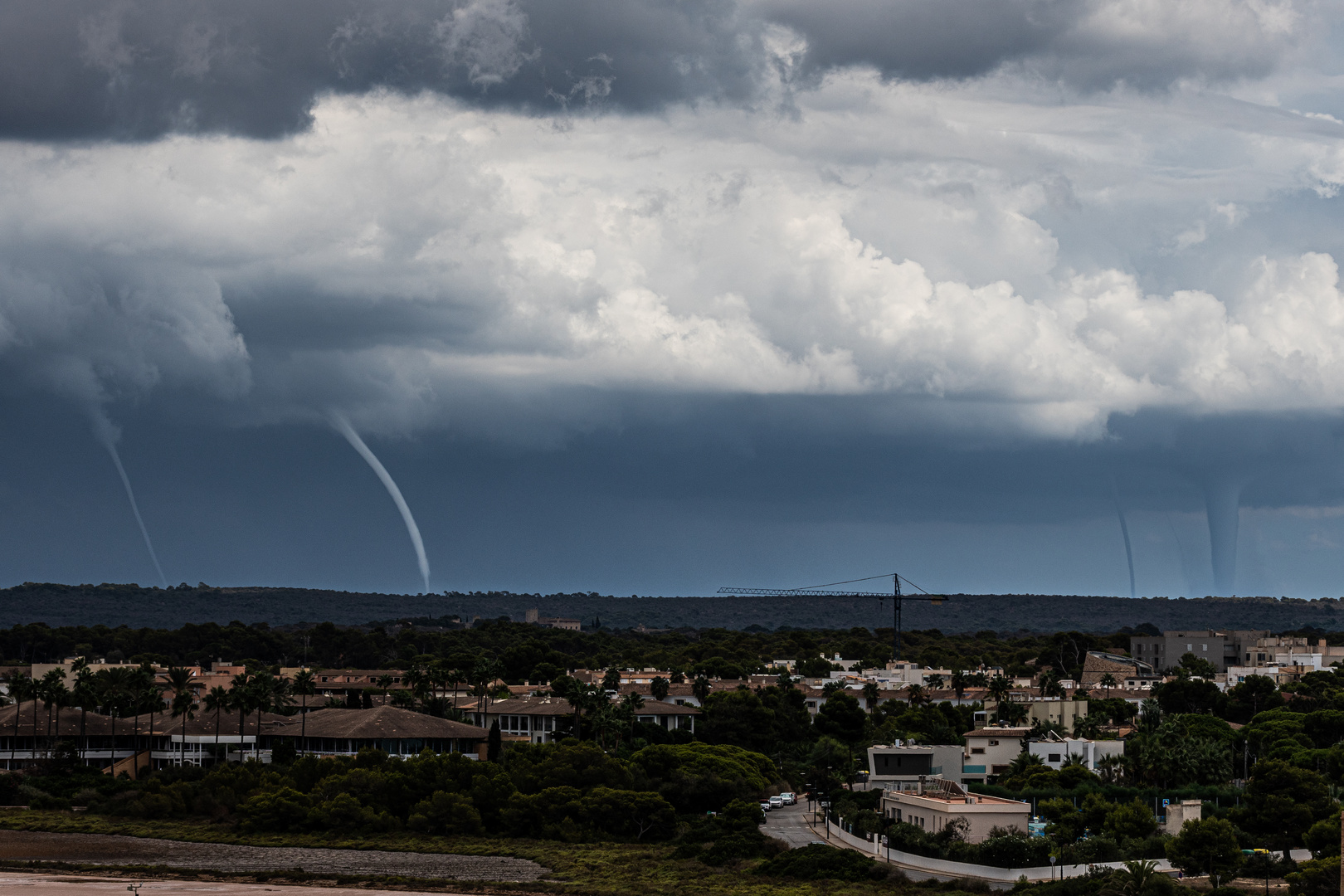 vier Tornadoschläuche zur gleichen Zeit!