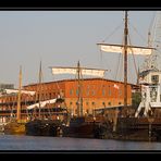 vier (von sieben) Koggen vor den media Docks zu Lübeck