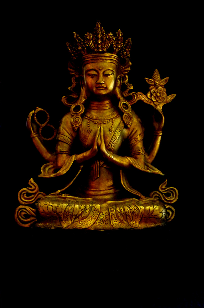 Vierarmiger Buddha vor schwarzemHintergrund, Bronze