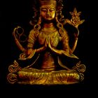 Vierarmiger Buddha vor schwarzemHintergrund, Bronze