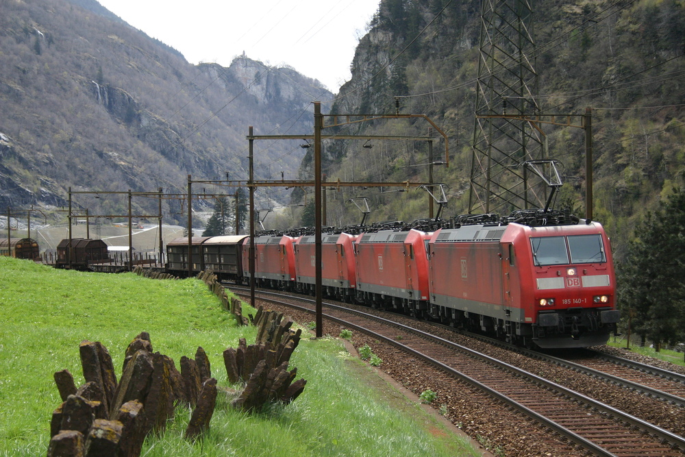 Vierfachtraktion Railion BR 185 am Gotthard