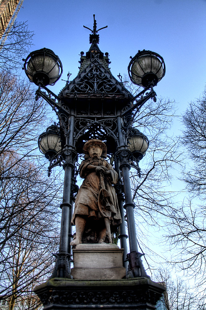 "Vierländerin"-Brunnen am Hopfenmarkt