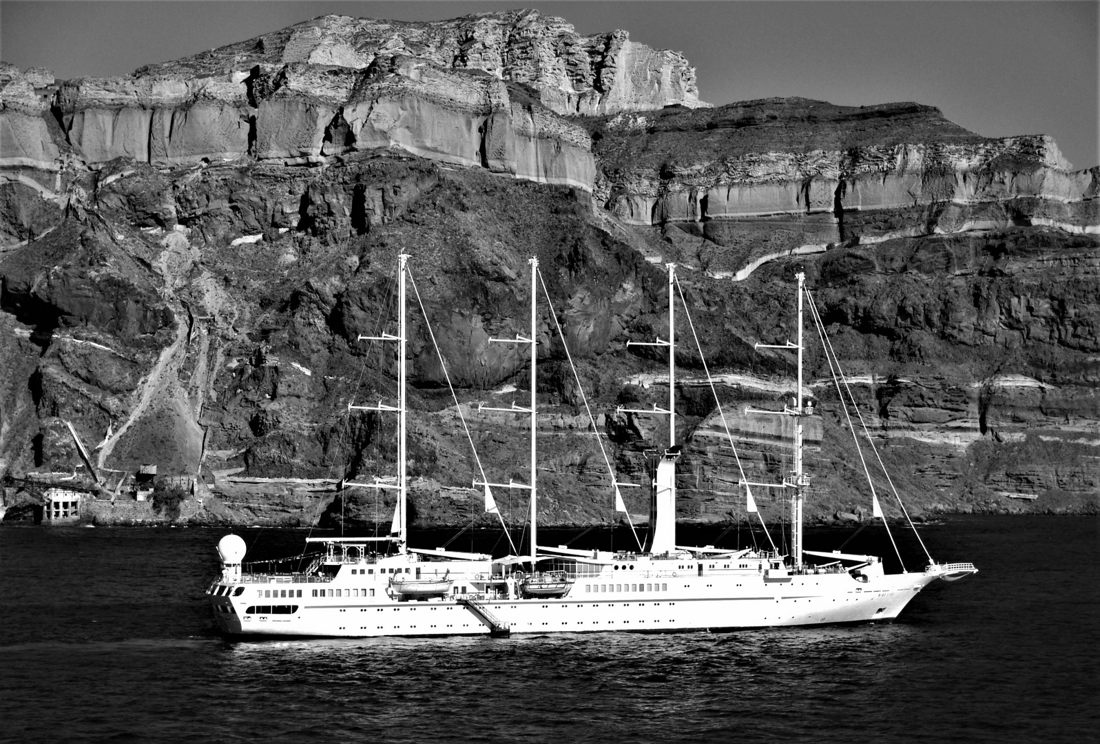 Viermaster "Wind Star" vor der Insel Santorini