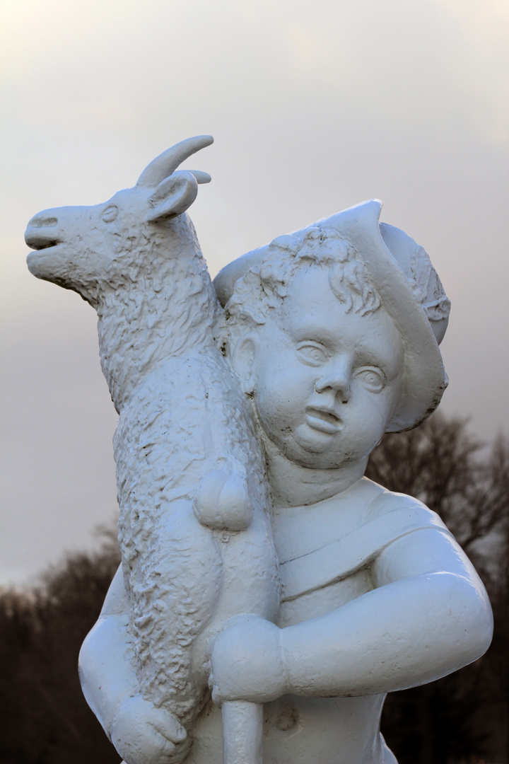 Vierte Skulptur im Garten hinter dem Schloss Charlottenburg