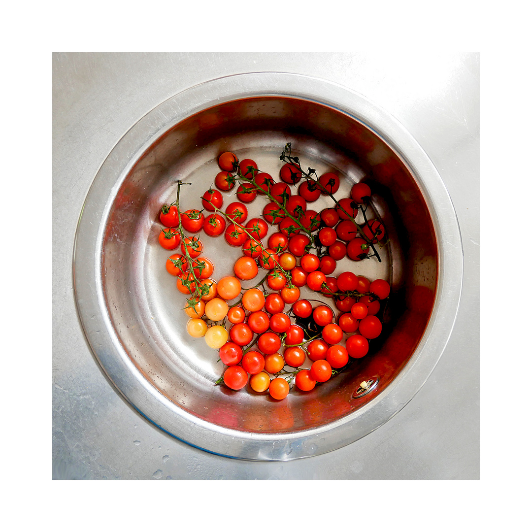 vierundachtzig kleine Tomaten riechen ängstlich den Braten - als sie säubernd durchs Wasser waten - 