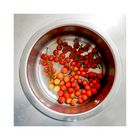 vierundachtzig kleine Tomaten riechen ängstlich den Braten - als sie säubernd durchs Wasser waten - 
