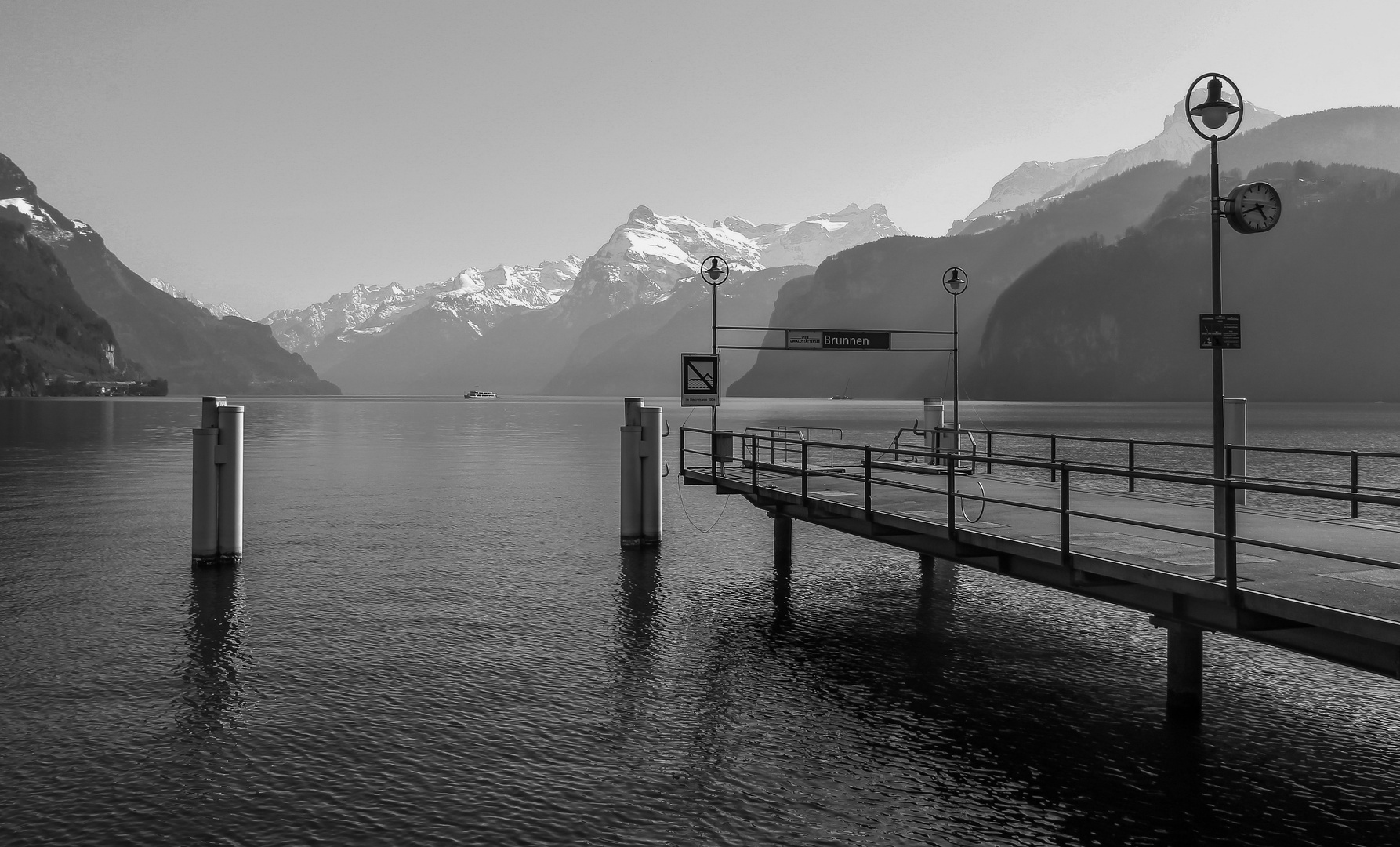 Vierwaldstätter See monochrom