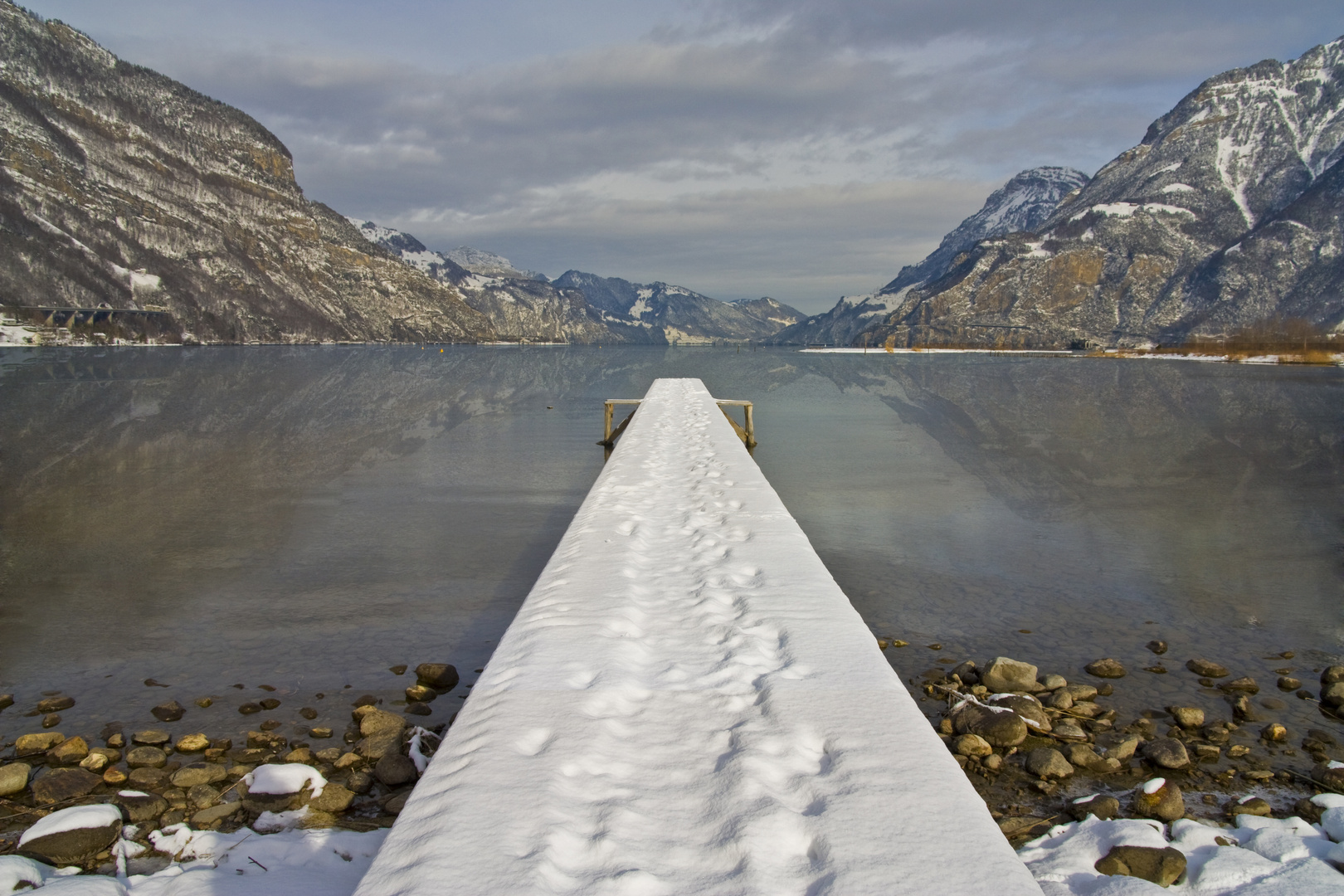 Vierwaldstättersee (URI) von Schnee umhüllt