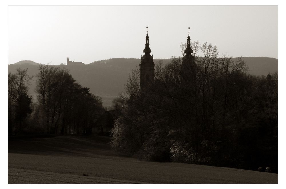 Vierzehnheiligen blinzelt im Abendlicht hinüber zu Kloster Banz