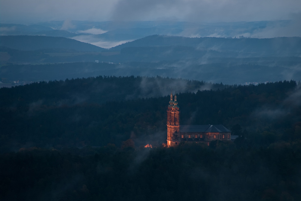 Vierzehnheiligen im Herbstnebel kurz vor Sonnenaufgang